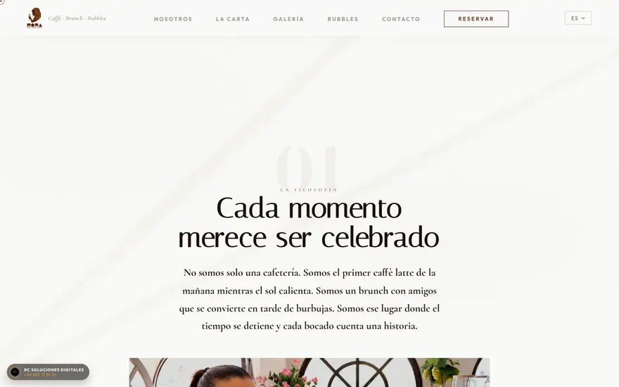 Web de Momá Caffè, cafetería y brunch en Bahía Feliz, con carta en cinco idiomas