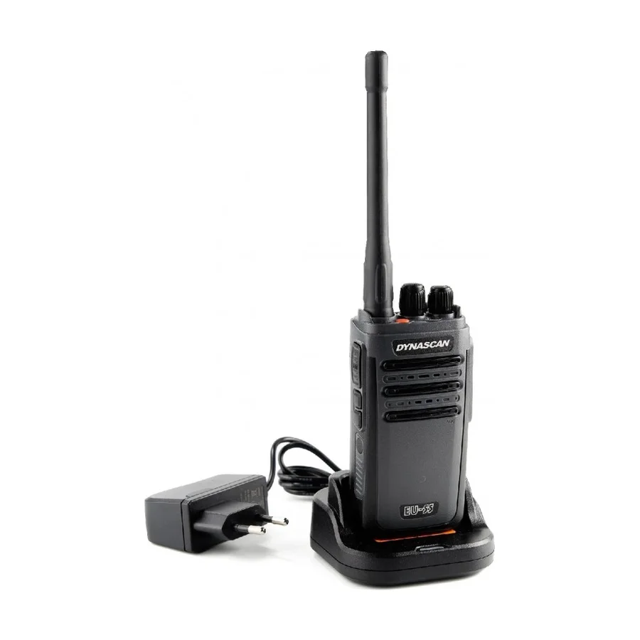 Walkie Dynascan EU-55 sobre su base de carga con alimentador